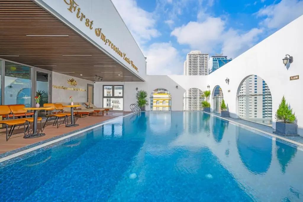 Golden Lotus Hotel Da Nang - Rooftop Bar Sea View